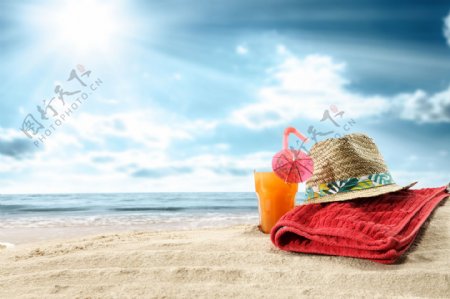 沙滩上的鸡尾酒毛巾图片