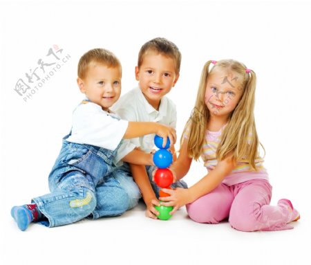 玩玩具的三个小朋友图片