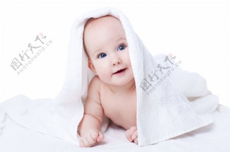 披着毛巾被的宝宝图片