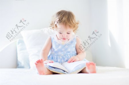 看书的小女孩图片