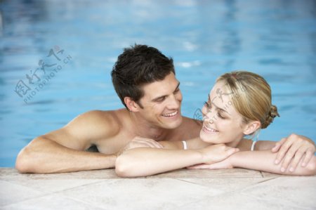 游泳的夫妻图片
