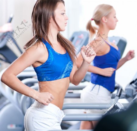 跑步机上锻炼的外国女人图片