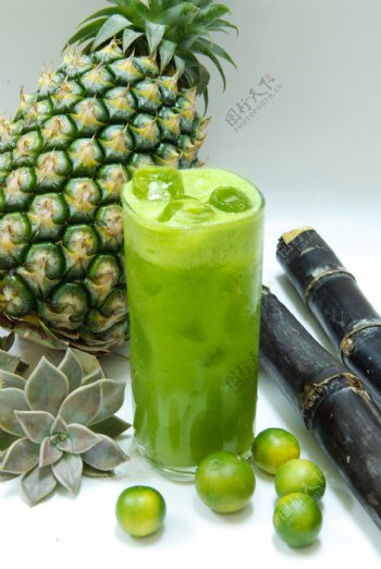 菠萝与绿色果汁