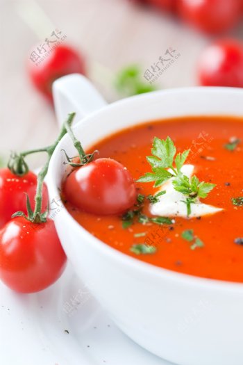 汤里的西红柿