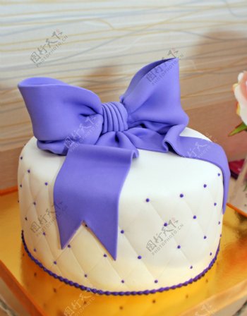 时尚蓝色蝴蝶结蛋糕