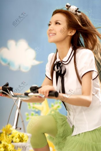 骑自行车的美女图片