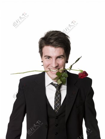 嘴叼玫瑰花的帅气男人图片
