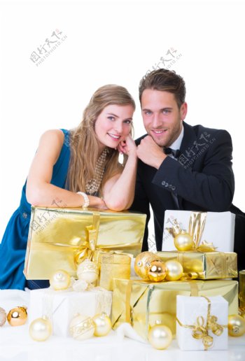 礼物盒与情侣图片