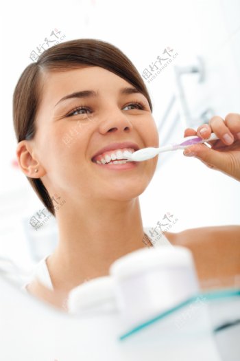 刷牙的时尚美女图片