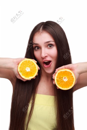 拿着一个切开的橙子的美女图片