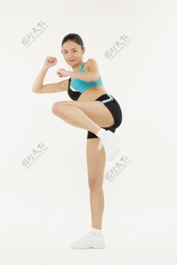 练搏击操的健身美女图片