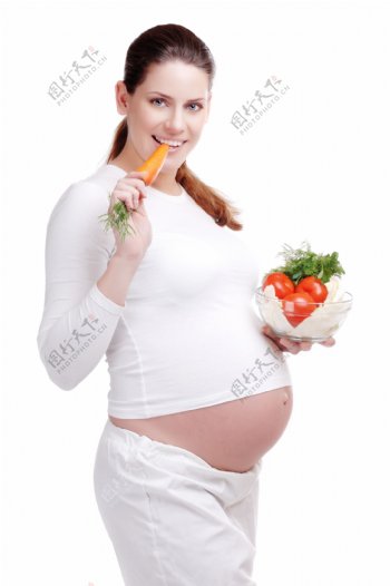 端着水果的外国孕妇图片