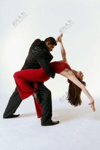跳华尔兹的男女舞蹈演员图片