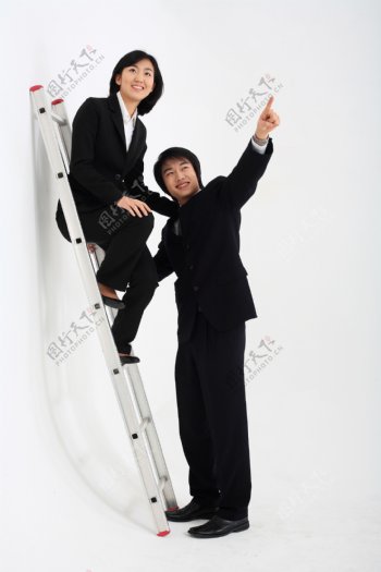 合作爬梯子的商务男女图片