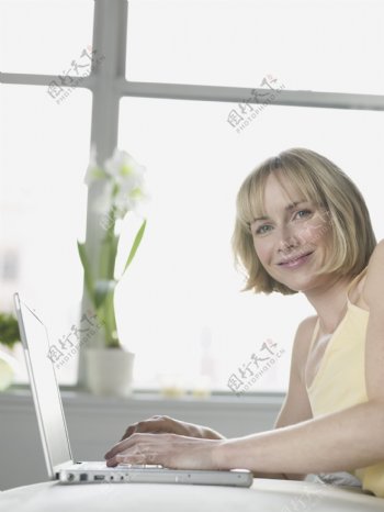 室内玩电脑的性感外国女人图片