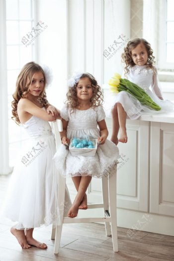 穿白色礼服的三个女孩图片
