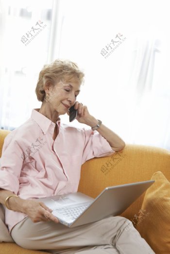 打电话玩电脑的健康老人图片