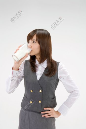 正在喝牛奶的可爱女生图片