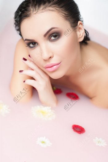 洗浴的美女图片