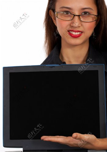 在计算机屏幕上显示消息的女孩