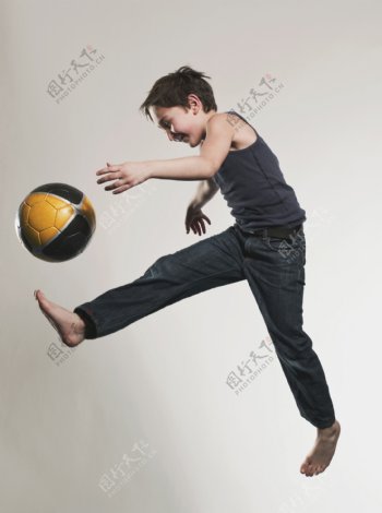 踢足球的外国小男孩图片