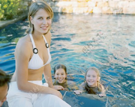 泳池边的一家人图片