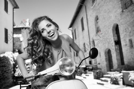 骑着摩托车的女人图片