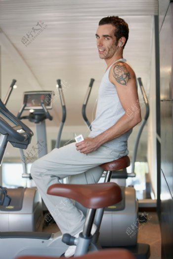 健身房里的健身男人图片