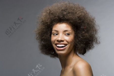 大笑的卷发黑人美女图片