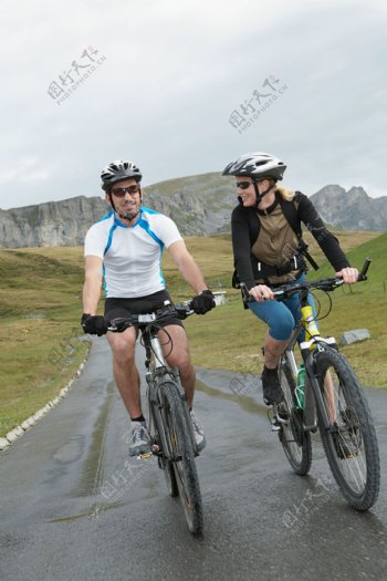 骑自行车的夫妻图片