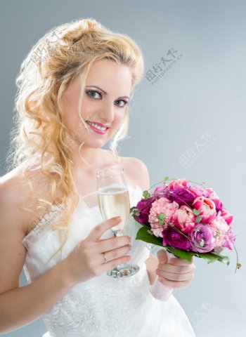 拿着花朵的新娘图片