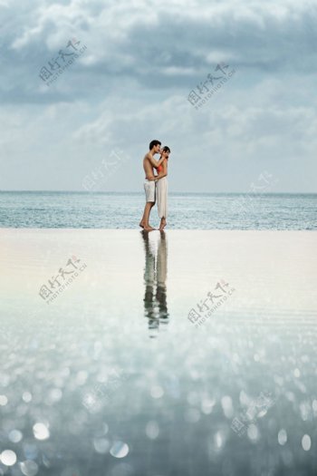 海边亲吻的恋人图片