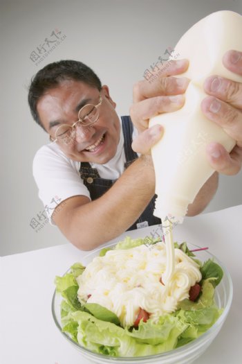 吃蔬菜沙拉的男人图片