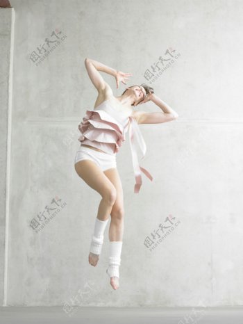跳跃的外国舞蹈女性图片
