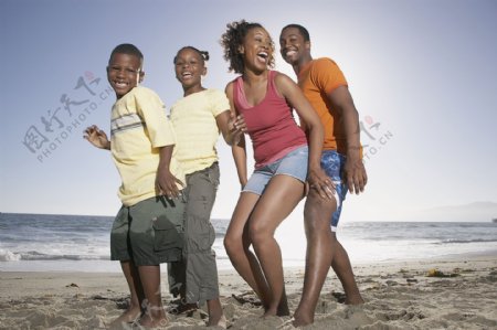 海滩游玩的家庭图片
