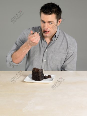 吃巧克力蛋糕的外国男性图片