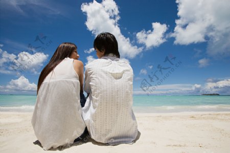 坐在海边说话的情侣图片图片