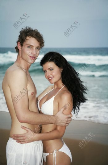 沙滩上的夫妇图片