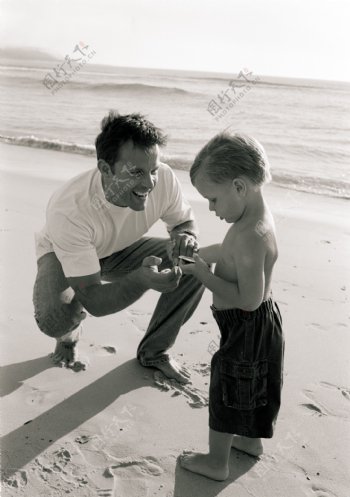 沙滩上的开心父子图片