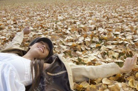 躺在在落叶上的美女图片