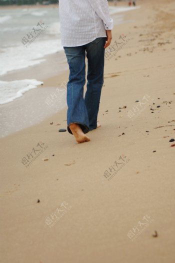 沙滩上行走的美女图片