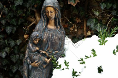圣母与圣子铜像