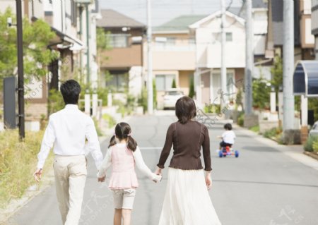 郊外散步的幸福家庭背影图片图片