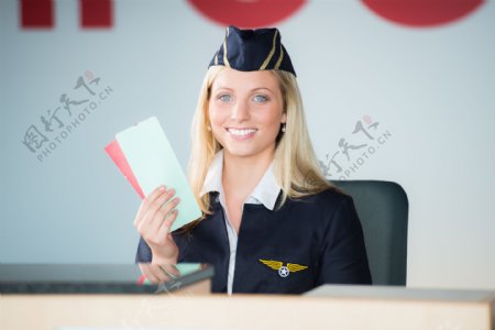 外国空姐拿着机票图片