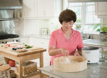 做饭的老年妇女图片