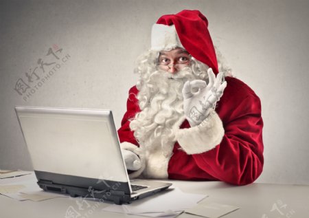 上网的圣诞老人图片