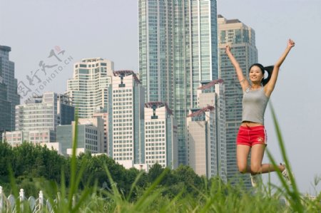 跃起的健身美女图片