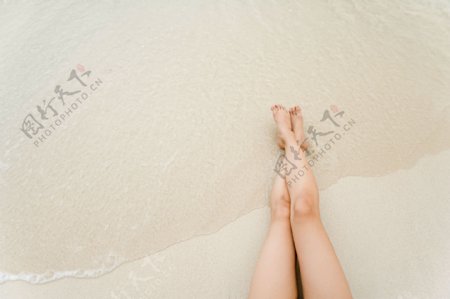 海边沙滩上美女腿部特写图片