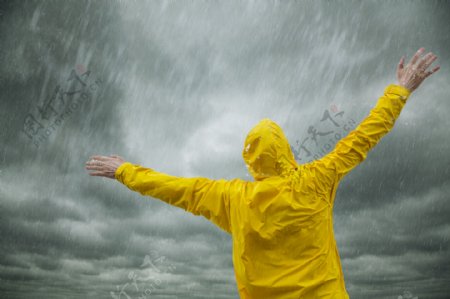 站在雨中的男人图片