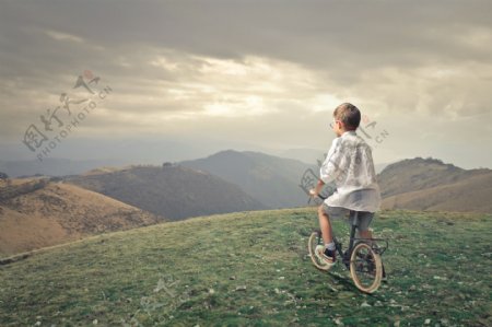 山坡上骑自行车的儿童图片